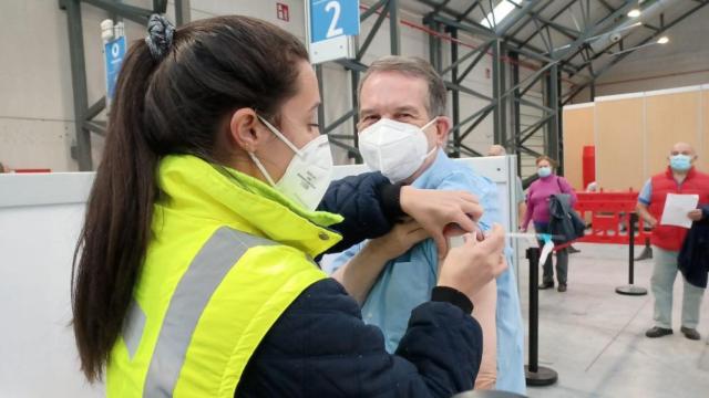 Abel Caballero recibe la tercera dosis de la vacuna contra la Covid