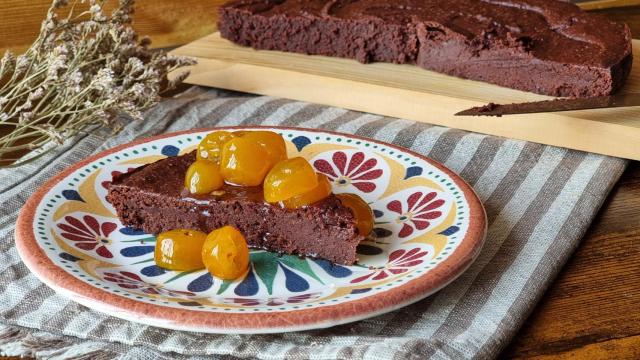 Pastel de chocolate y almendra sin gluten con kumquats confitados