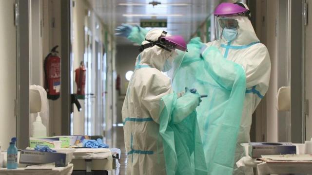 Sanitarios se ponen el equipo de protección contra el Covid.