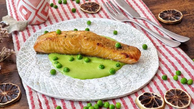 Salmón lacado con crema de guisantes, combinación ganadora
