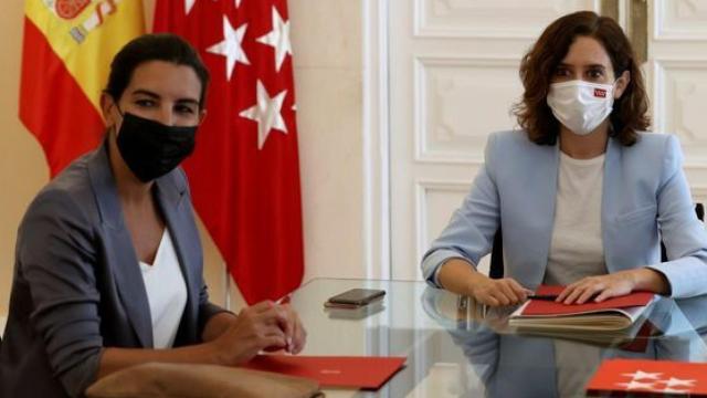 Rocío Monasterio y Díaz Ayuso en una reunión.