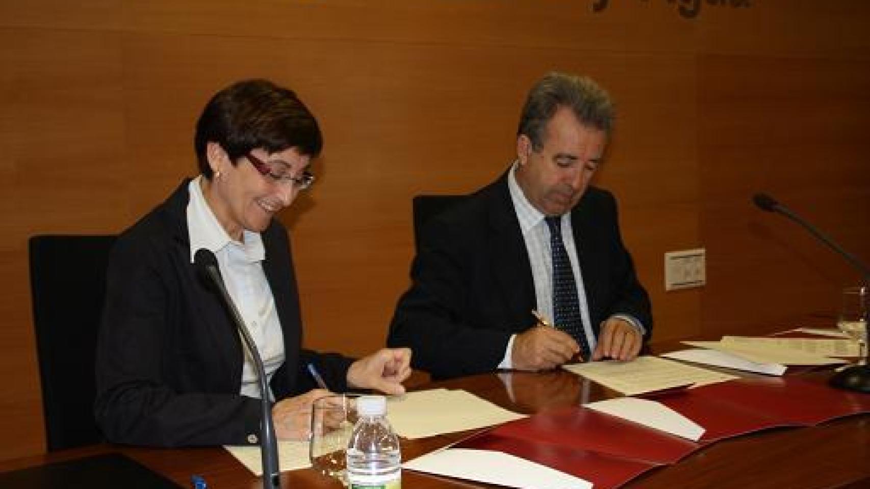 La presidenta de la Confederación Hidrográfica del Segura, María Rosario Quesada, junto al consejero de Agricultura y Agua, Antonio Cerdá, firmando un convenio.