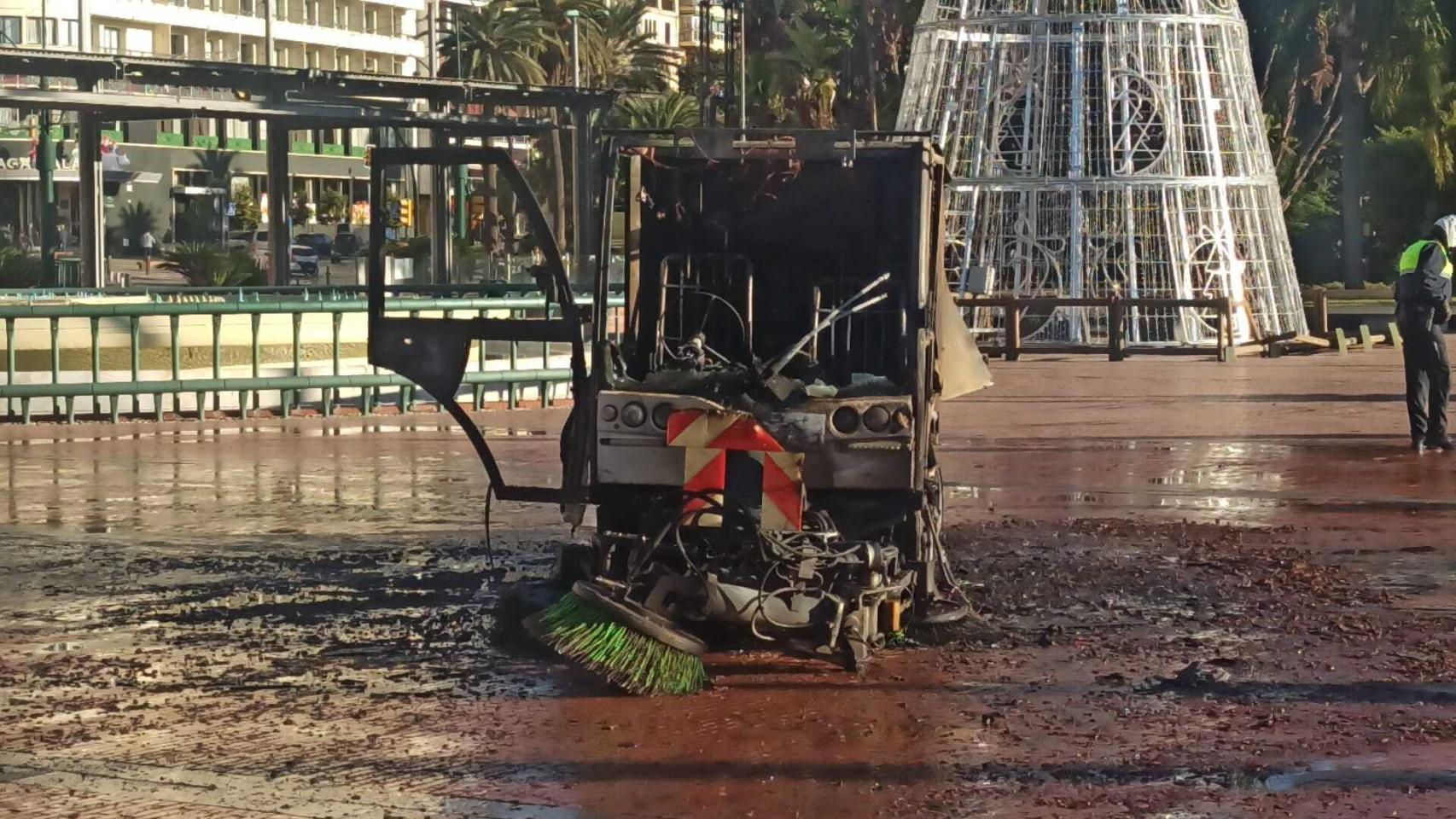Los restos de la barredora tras el fuego.