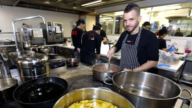 Dabiz Muñoz en la cocina de DiverXo.