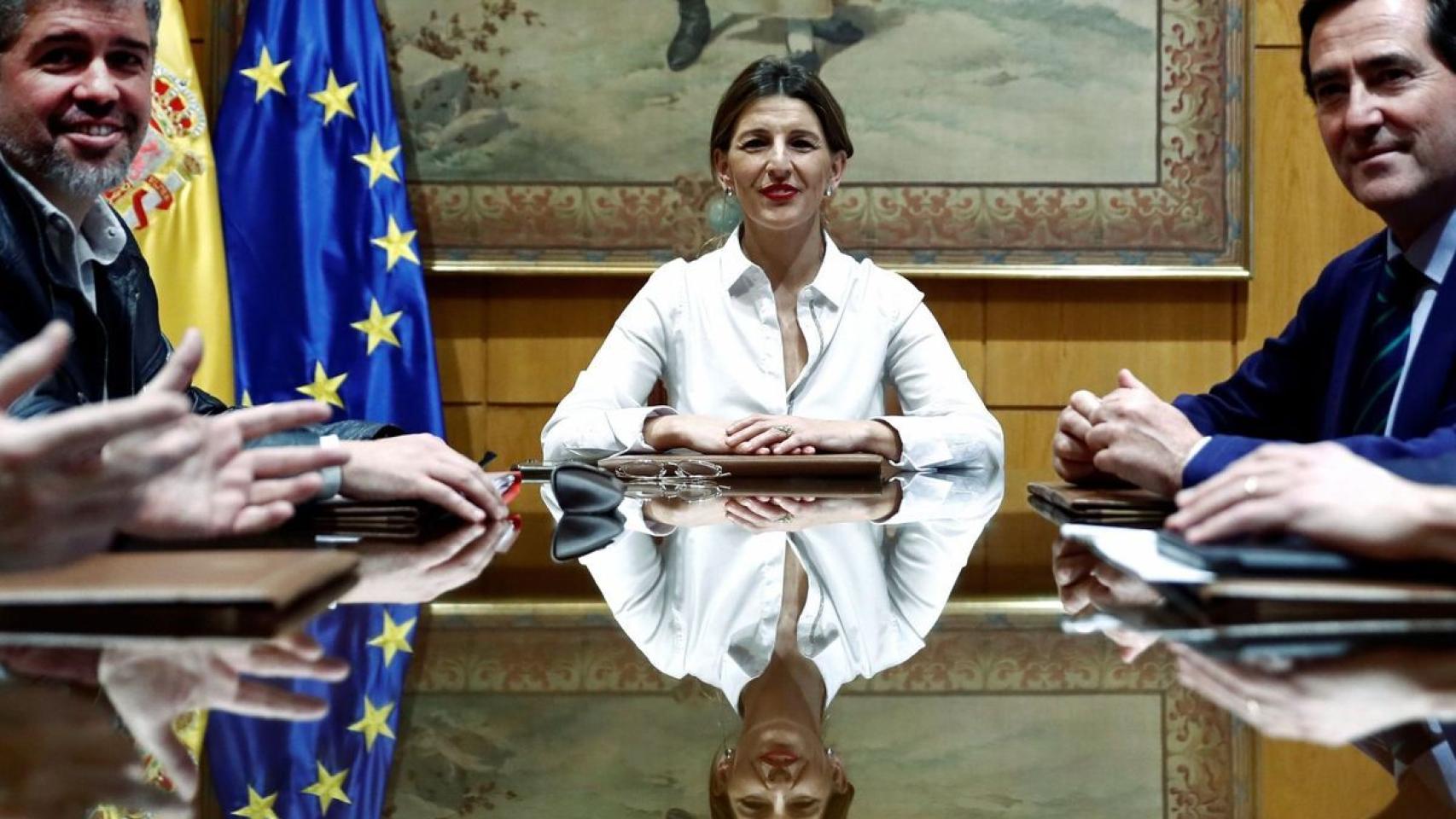 Yolanda Díaz, entre Antonio Garamendi (CEOE) y Unai Sordo (CC. OO.).