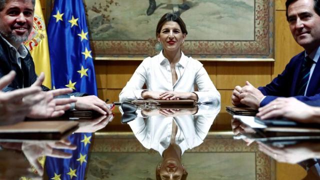 Yolanda Díaz, entre Antonio Garamendi (CEOE) y Unai Sordo (CC. OO.).