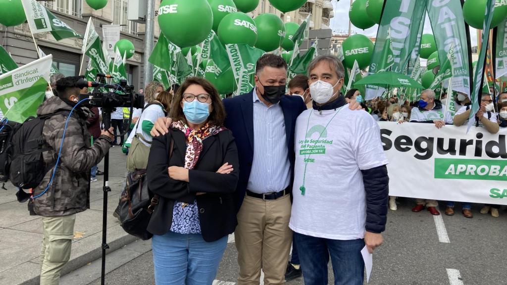 Rosa Mendel y Juan Antonio Delgado (diputados de Unidas Podemos) junto al presidente de Satse, Manuel Cascos, en la manifestación de diciembre..