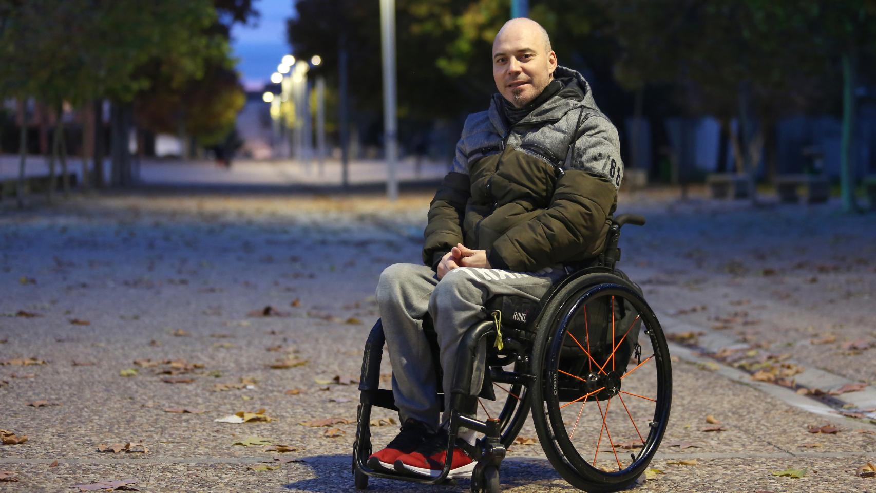 El guardia civil Román David Gómez en una calle de Toledo, donde reside actualmente.