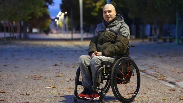 El guardia civil Román David Gómez en una calle de Toledo, donde reside actualmente.
