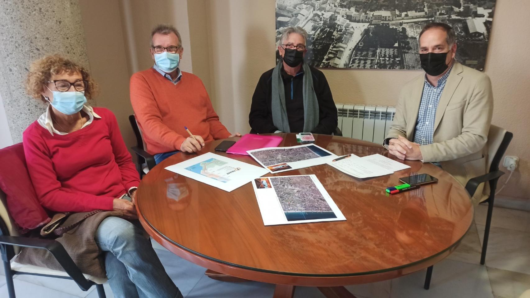 El alcalde de Sant Joan se ha reunido con los portavoces de la plataforma por el TRAM para debatir sobre el estado del proyecto.