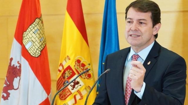 El presidente de la Junta, Fernández Mañueco, en las Cortes