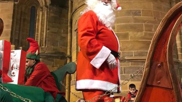 Imagen de un hombre disfrazado de Papá Noel durante una cabalgata.