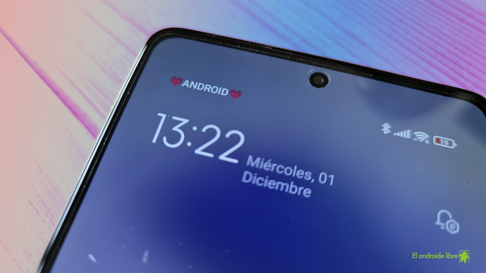 En los teléfonos de Xiaomi, POCO y Redmi se puede poner un texto en la barra de estado