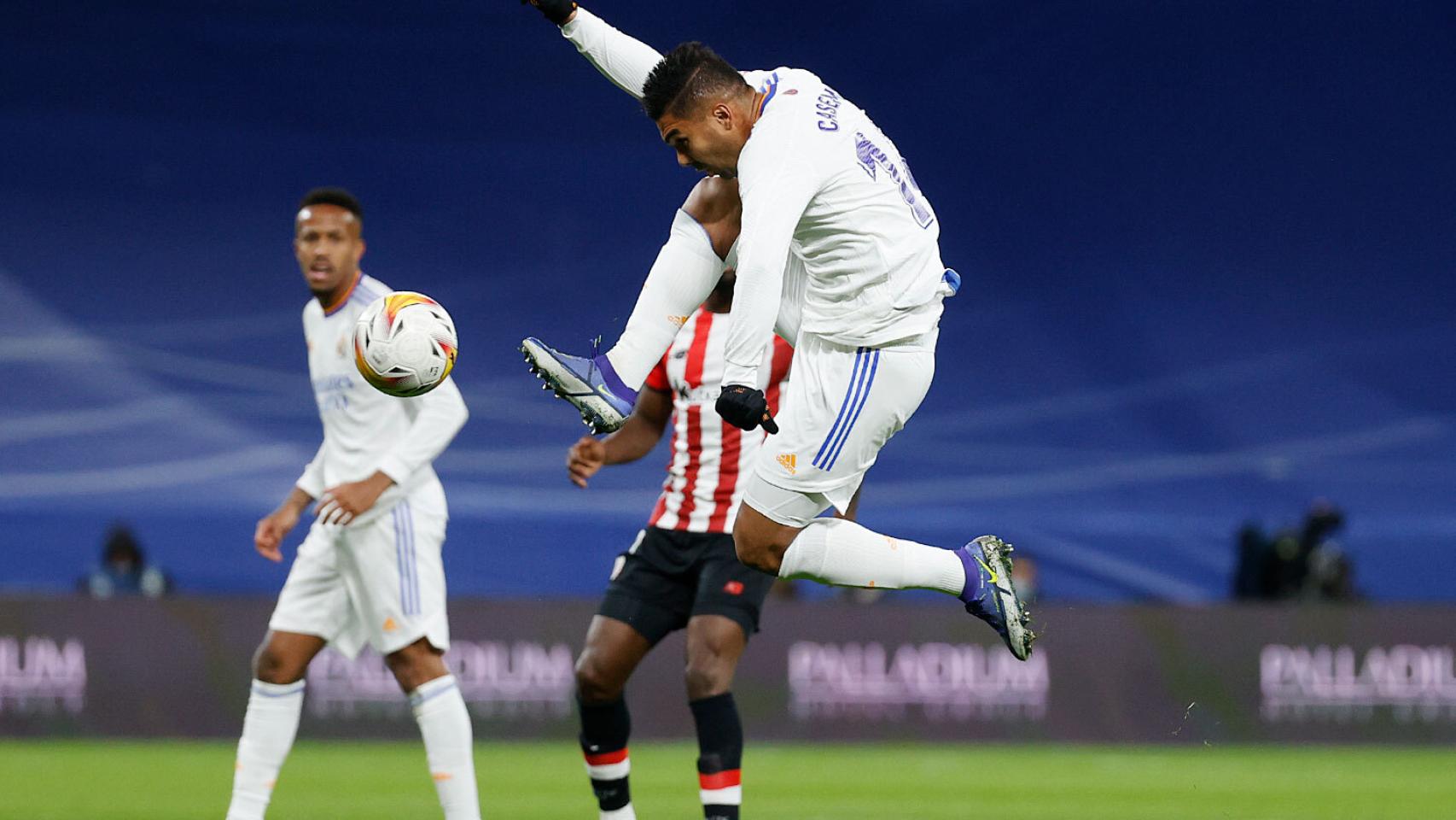 Casemiro salta para controlar un balón