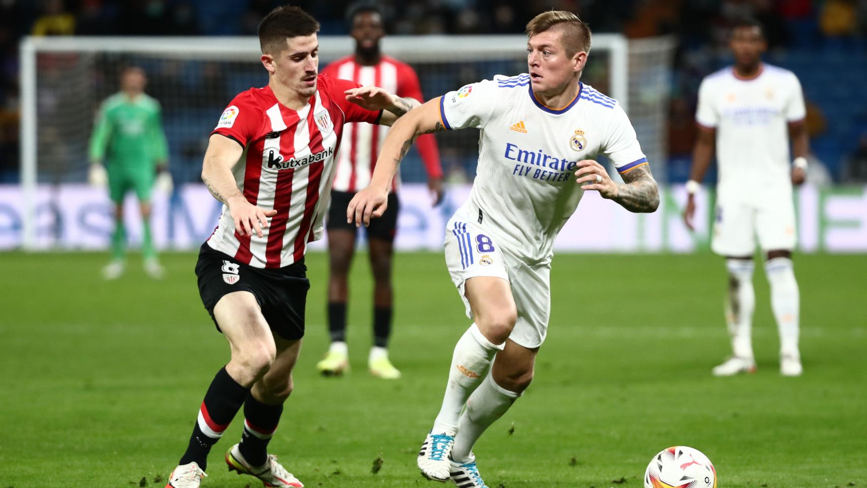 Oihan Sancet, presiona a Toni Kroos
