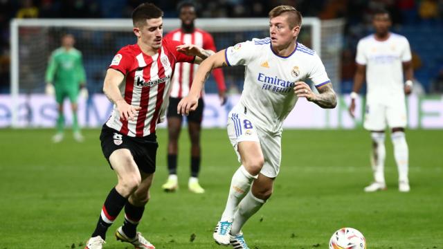 Oihan Sancet, presiona a Toni Kroos