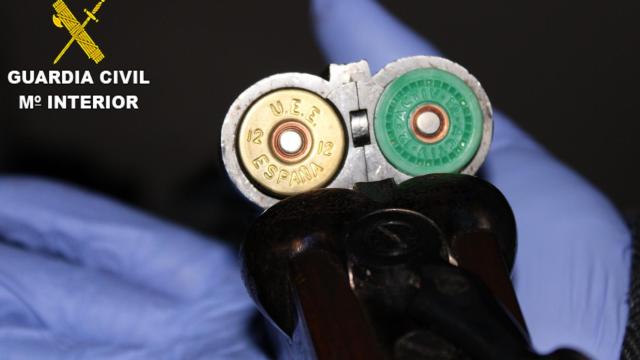 Una de las escopetas intervenidas estaba cargada y preparada para ser disparada.