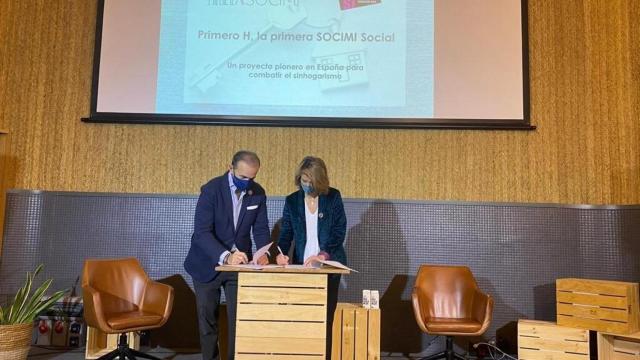 Javier Basagoiti, presidente de Asocimi y Marian Juste, presidenta de Hogar Sí