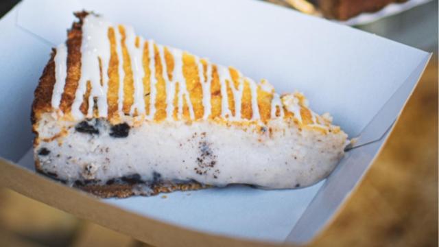 Porción de tarta de queso de Suchard blanco.