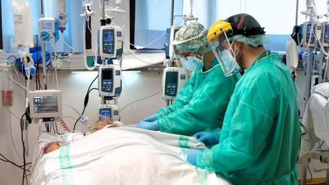 Dos médicos en la Unidad de Cuidados Intensivos de un hospital. EP