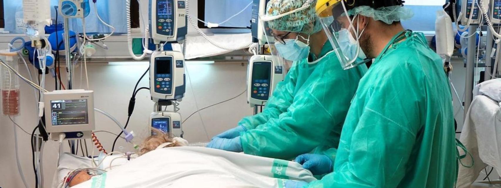 Dos médicos en la Unidad de Cuidados Intensivos de un hospital.