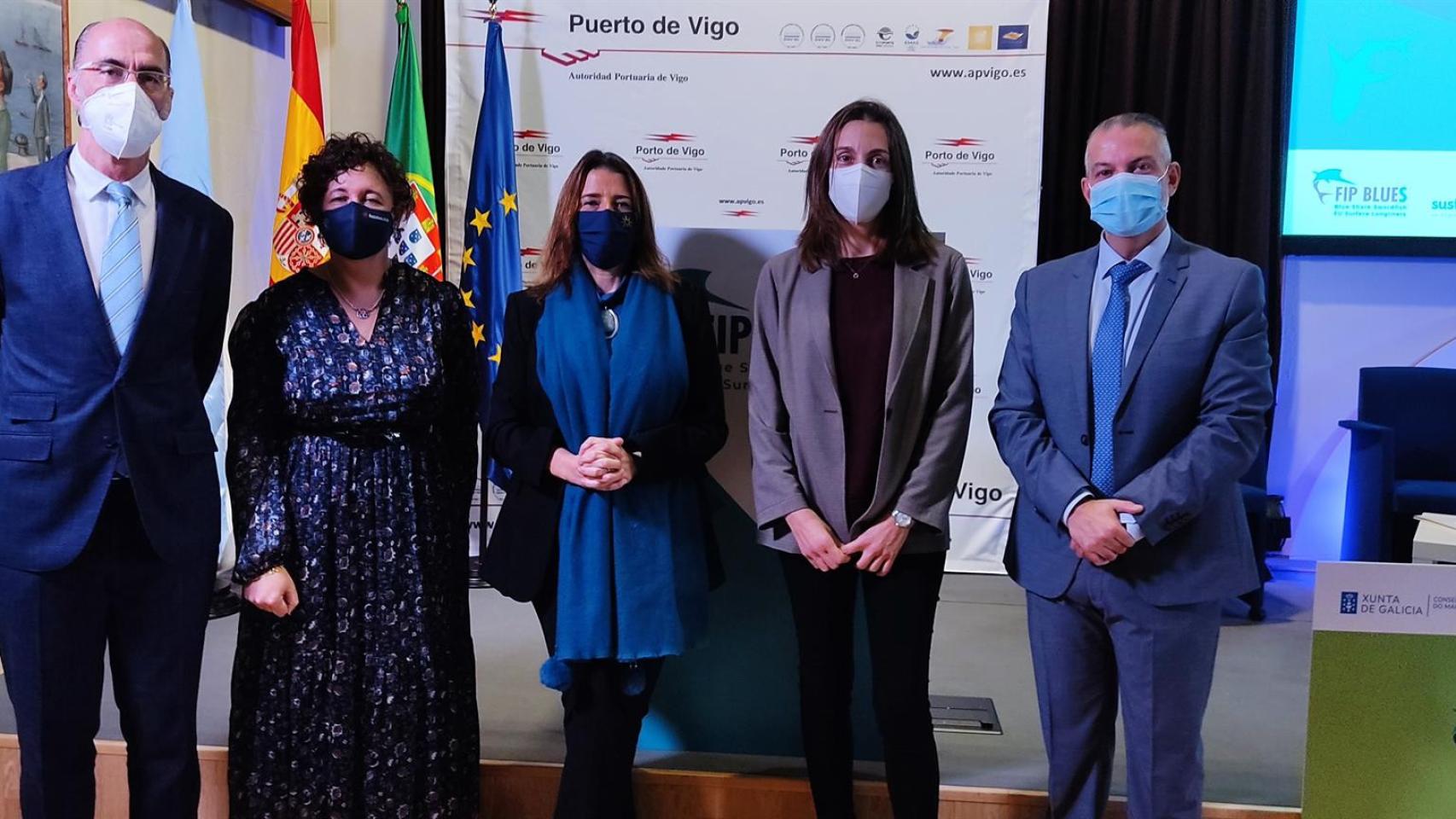 El presidente del Puerto de Vigo, Jesús Vázquez Almuiña, junto a otros participantes en la sesión.