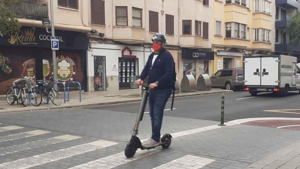 Un usuario de patinete con casco.