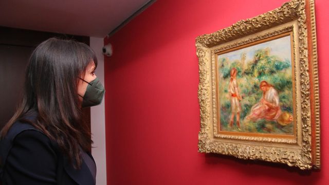 La vicepresidenta de la Diputación Julia Parra en la presentación de la muestra, ante la obra de Renoir.