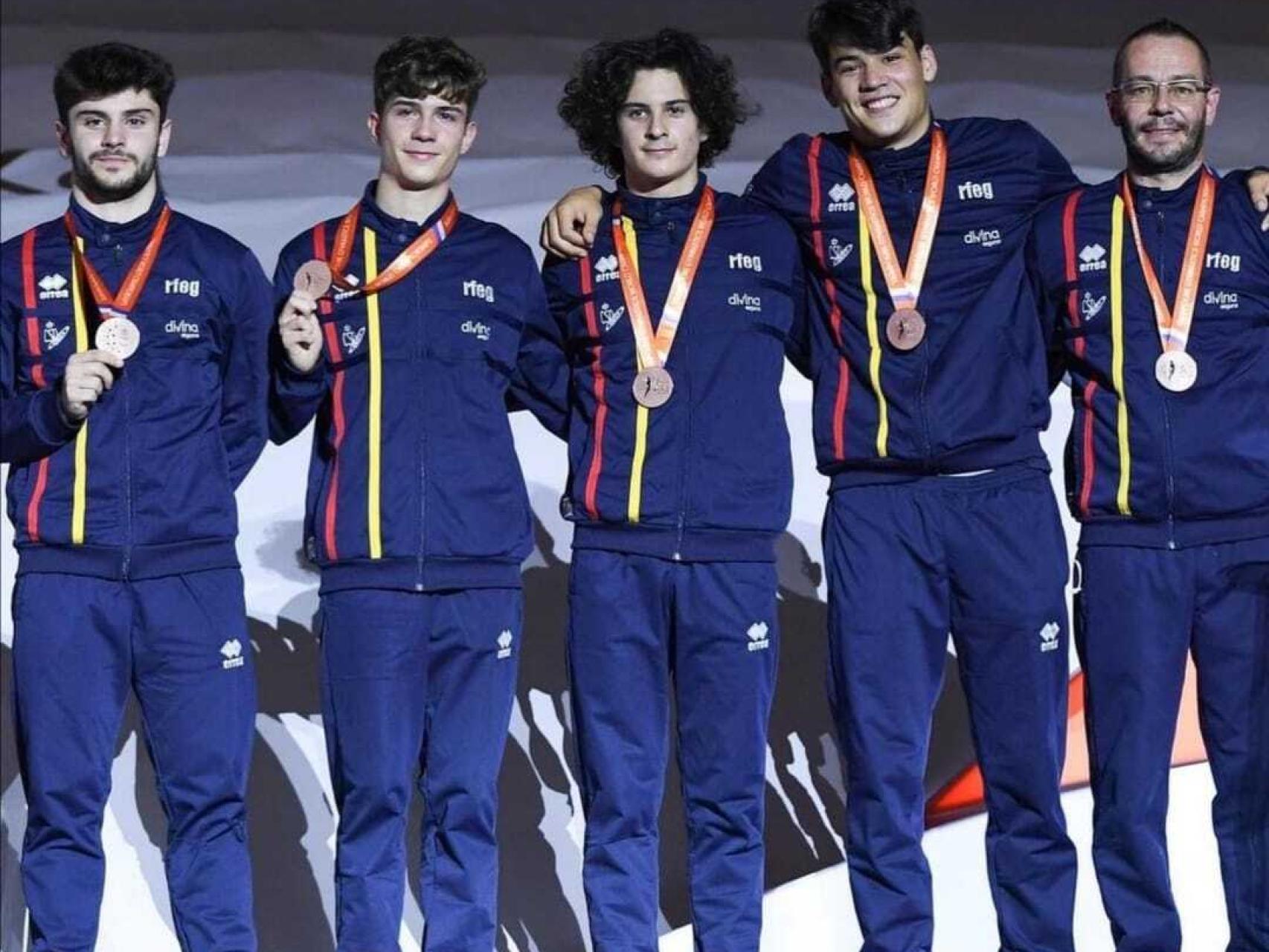 De izquierda a derecha: Andrés Martínez, Carlos del Ser, David Franco y Santiago Brea con su entrenador en el podio