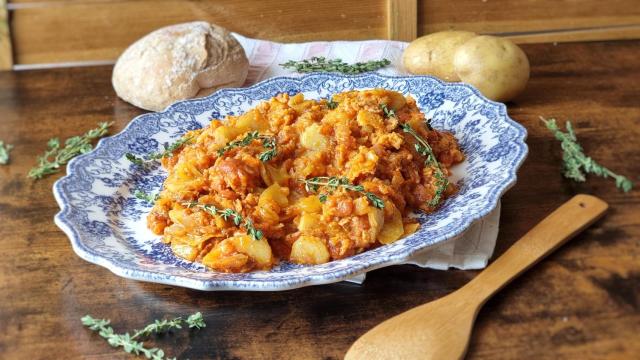 Patatas revueltas con huevo y picadillo, una receta de campo llena de sabor