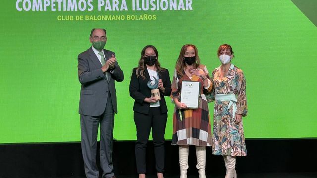 Iberdrola premia las 'manos de mujer' del Balonmano Bolaños femenino