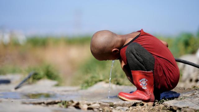 Un niño en uno de los asentamientos libaneses que gestiona UNICEF.