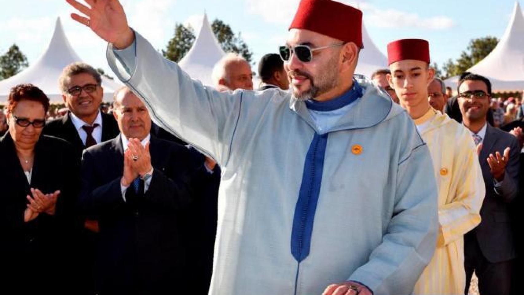 Mohamed VI, aplaudido en la calle, en una visita a Tánger.