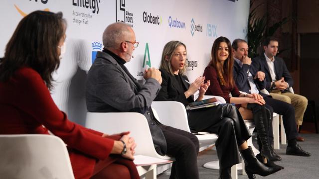 Marisol Garmendia, concejala de Desarrollo Económico y Empleo de San Sebastián; Juan Cruz Cigudosa, consejero de Universidad, Innovación y Transformación Digital de Navarra; Blanca Ares González, directora general de Universidades e Investigación de la Junta de Castilla y León Carolina Pascual, consejera de Innovación, Universidades, Ciencia y Sociedad Digital de la Comunidad Valenciana;; Víctor Manuel Solla Bárcena, Director General del Área de Innovación y Digitalización Urbana de Málaga; y Antonio Vargas, Responsable de Relaciones Institucionales en AWS Iberia. FOTO: Esteban Palazuelos.