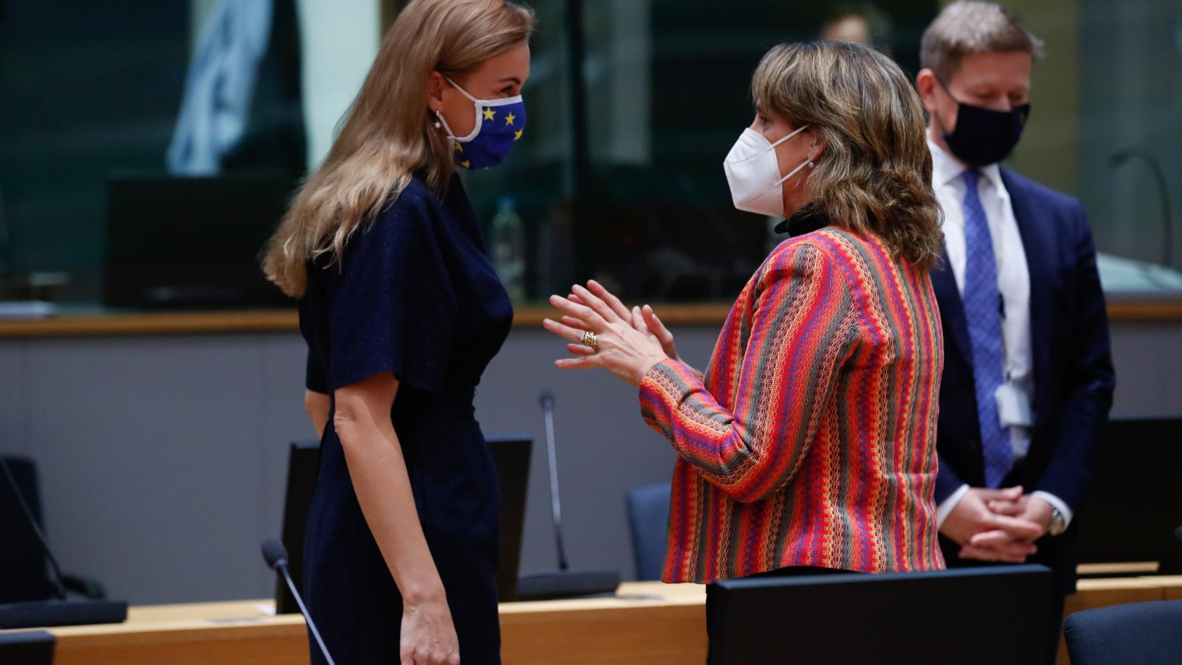 La vicepresidenta Teresa Ribera conversa con la comisaria de Energía, Kadri Simson, durante la reunión de este jueves