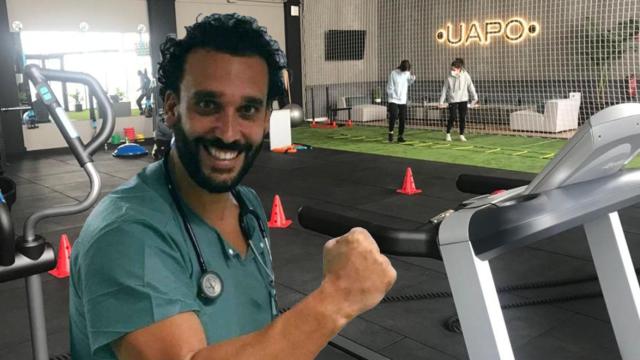 El médico Jesús Candel en el centro UAPO, en un montaje,