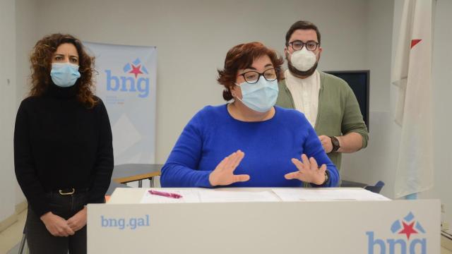 Las diputadas del BNG, Alexandra Fernández (i) y Carmela González (c), junto al edil nacionalista Xabier Pérez Igrexas, explican las enmiendas de la formación a los presupuestos de la Xunta de 2022 en lo que respecta a Vigo