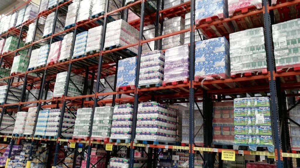 Un almacén con cajas de leche de distinto tipo y marcas