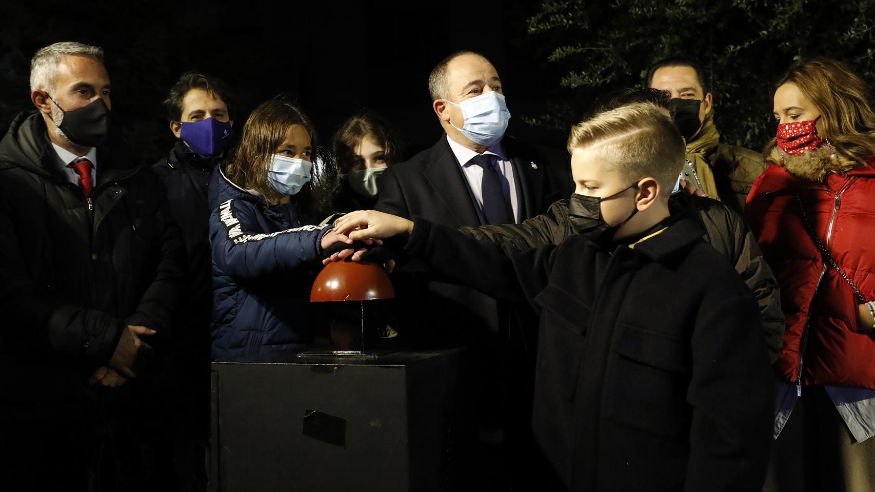 El alcalde de Albacete, Emilio Sáez, durante el encendido del alumbrado navideño.