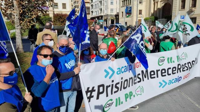 Un centenar de trabajadores penitenciarios se manifiestan en Alicante por las mejoras laborales justas