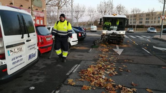 Operarios municipales encargados de la recogida de las hojas secas