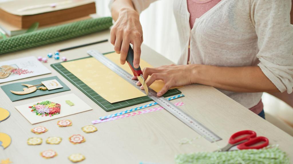 Una persona haciendo manualidades.