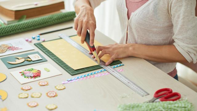 Una persona haciendo manualidades.