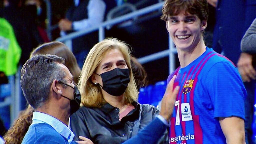 Pablo Urdangarin en su debut con el Barça de Balonmano el pasado 23 de octubre junto a sus padres.