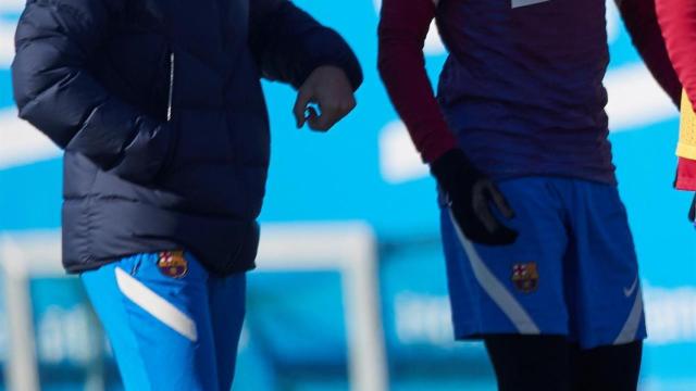 Xavi Hernández hablando con Ousmane Dembélé