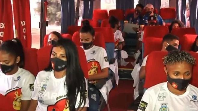 Imagen del autobús de la plantilla del Abelhas Rainhas