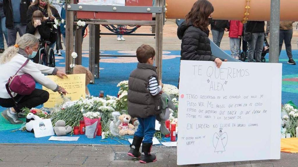 Unos niños, en la concentración en recuerdo de Álex, en Lardero (La Rioja).