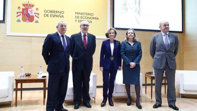 La vicepresidenta económica, Nadia Calviño, acompañada por los exministros de Economía Carlos Solchaga, Elena Salgado, Pedro Solbes y Luis de Guindos.