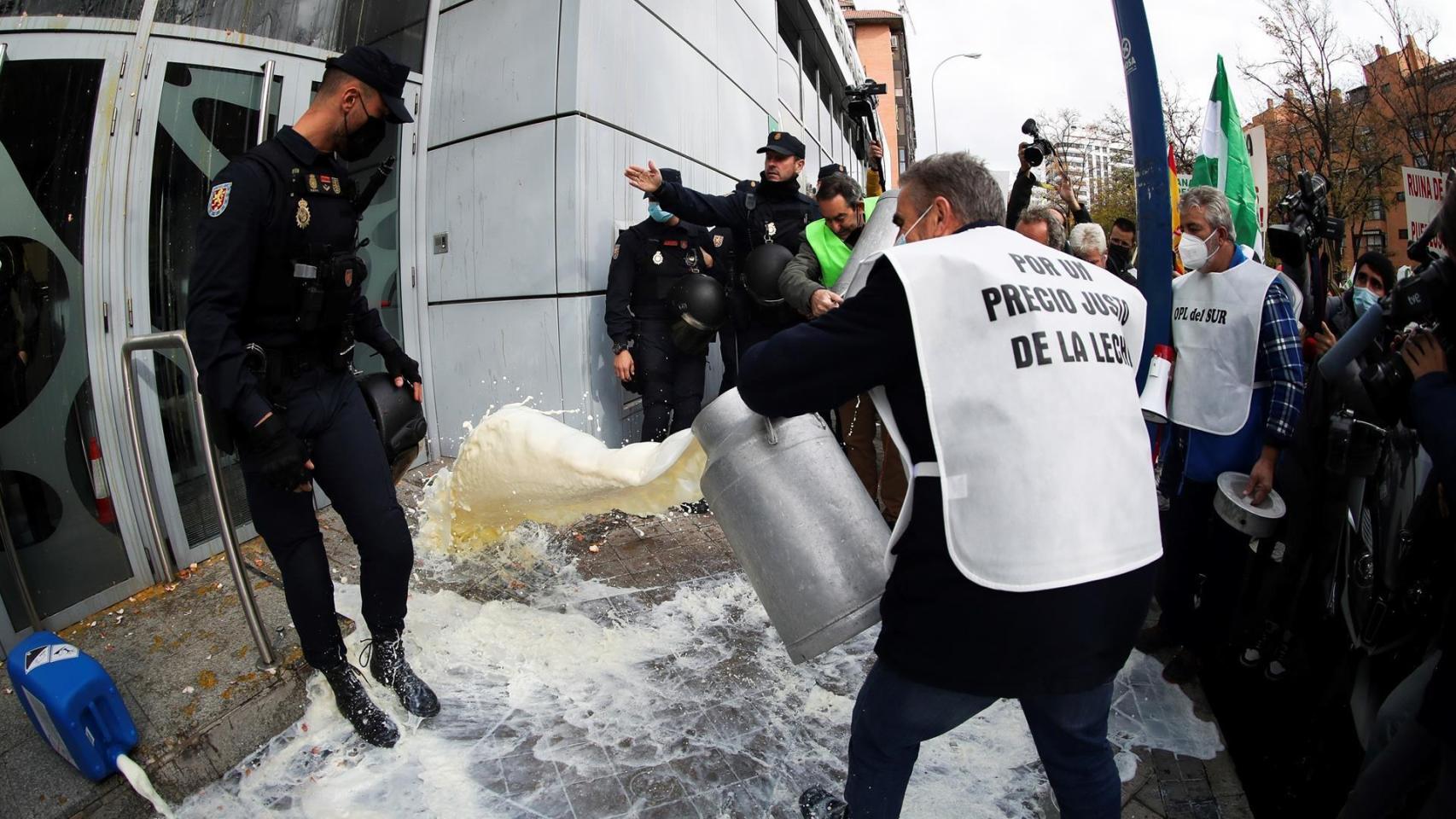 Ganaderos del sector lácteo se concentran ante la sede de Lactalis en Madrid.