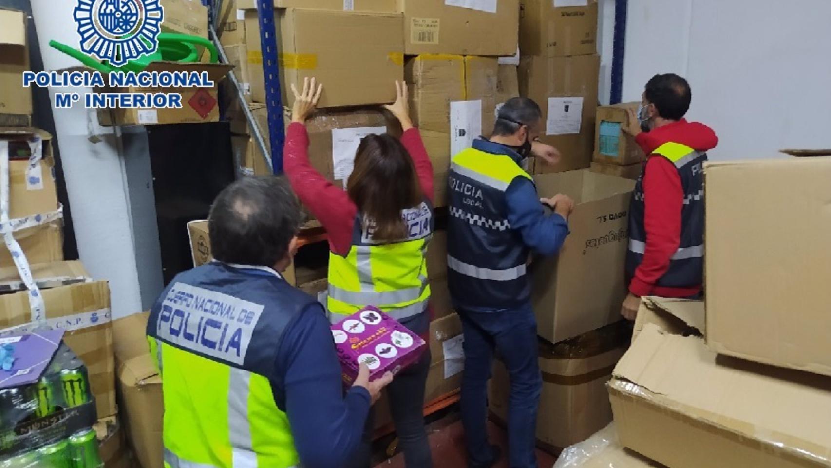 Intervienen más de 21.000 juguetes falsificados en un operativo contra la piratería con tres detenidos.